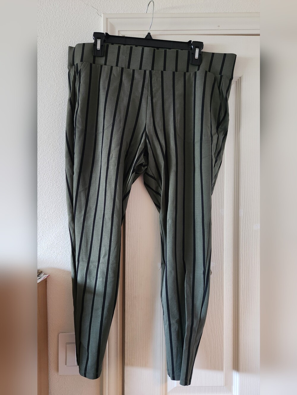 Torrid Green and Black Striped Premium Full Length Leggings w/ Pockets Size 2